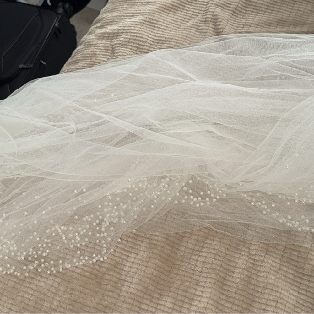 Elegant White Tulle Veil with Pearls